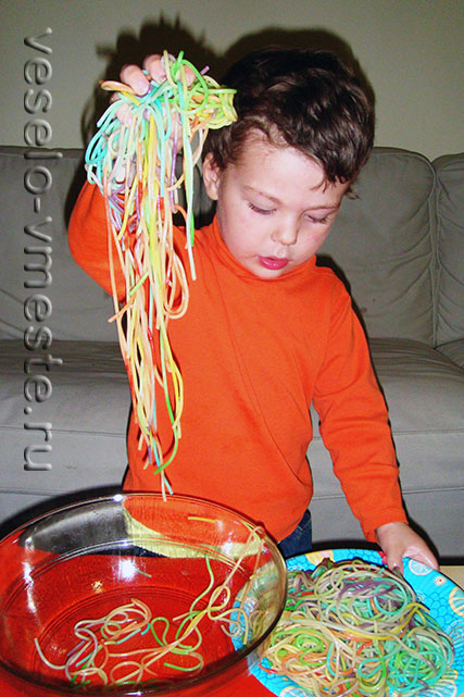 Игра с вареными спагетти для малышей
